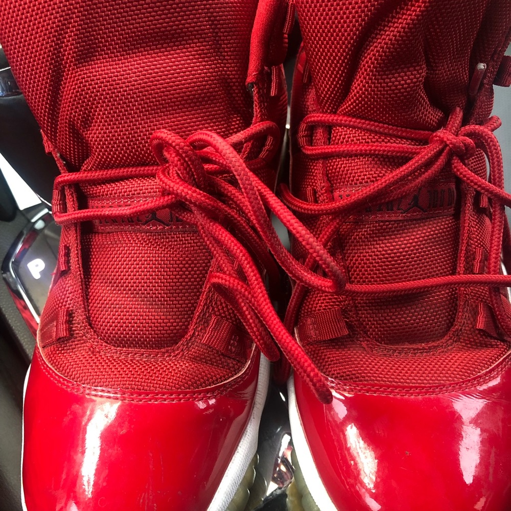 Jordan 11 red